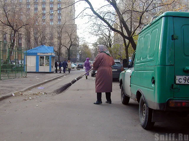 бабушка с метлой - очень энергичная
