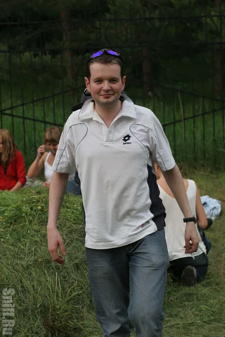 смело идет