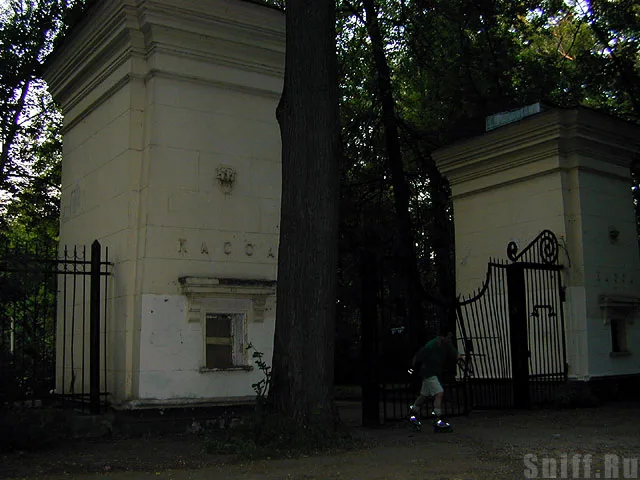 Вход на ВДНХ из парка Дзержинского. Когда то здесь сидела бабушка и продавала билеты =)