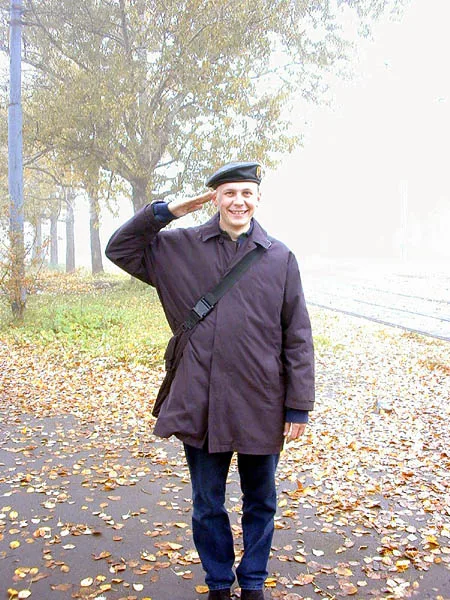 Отважный телеоператор с МузТВ, ездили с ним на Лавпарад, вел себя там он как герой!