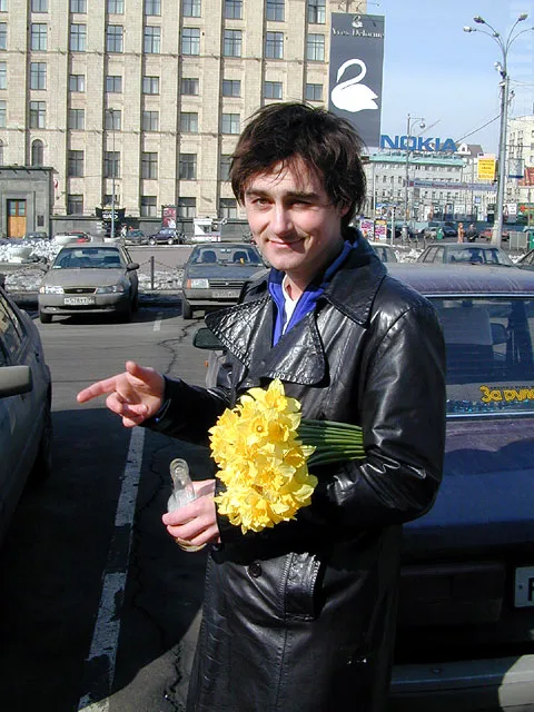Утренний красавец Гендос. Раздавал цветы проходящим мимо девушкам. Желал всем счастья и здоровья.